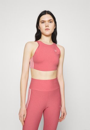 Ružový športový crop top s dizajnom na preteky, s tromi bielymi pruhmi po stranách. V kombinácii s vysokým pásom legínami.