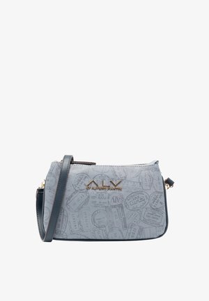 Piccola borsa a tracolla rettangolare azzurro chiaro con tracolla blu scuro, chiusura a zip, motivo con timbri da viaggio e logo dorato "ALV by Alviero Martini".