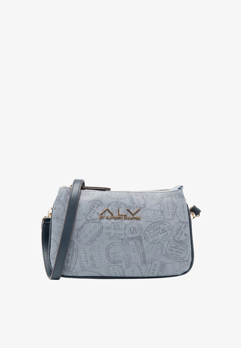 Piccola borsa a tracolla rettangolare azzurro chiaro con tracolla blu scuro, chiusura a zip, motivo con timbri da viaggio e logo dorato "ALV by Alviero Martini".