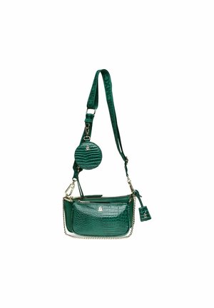 Bolso bandolera de cuero verde con textura de cocodrilo, correa ajustable, pequeño monedero redondo y detalle de cadena dorada.