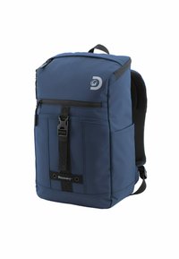 Zaino in nylon blu navy con schienale imbottito, spallacci regolabili, tasca frontale con zip e logo. Dotato di chiusura con fibbia e cuciture rinforzate.