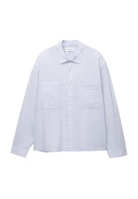 Jasnoniebieska, oversize, koszula zapinana na guziki z teksturowanej tkaniny, z dwoma przednimi kieszeniami i zaostrzonym kołnierzykiem. Długie rękawy i zapięcie na guziki.