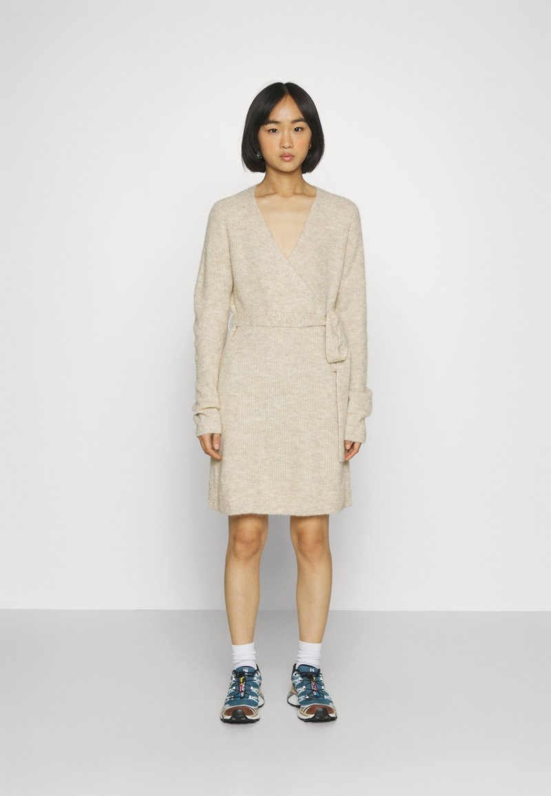 Pieces Petite PCELLEN WRAP DRESS Jumper dress white pepper/beige Zalando.ie