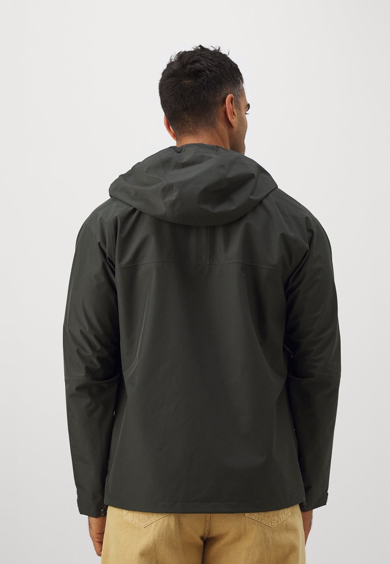 Dunkelgrüne Regenjacke mit Kapuze, ausgestattet mit einer glatten, wasserdichten Oberfläche und einem geraden Schnitt; die Rückansicht zeigt minimale Details.