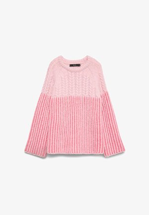 Maglione rosa lavorato a maglia con una texture a zigzag nella metà superiore e righe verticali nella metà inferiore. Girocollo e maniche lunghe.