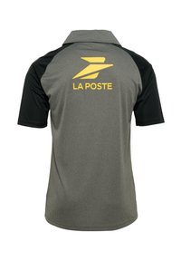 Polo grigio con maniche nere, con logo giallo "LA POSTE" sul retro. Realizzato in un tessuto testurizzato con design a colletto.