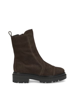 Bottes chelsea en suède marron avec un talon carré, dotées d'une fermeture éclair sur le côté et d'une semelle crantée en caoutchouc, conçues avec des accents cousus pour un détail supplémentaire.