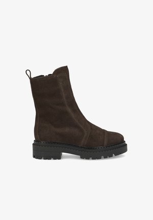 Bottes chelsea en suède marron avec un talon carré, dotées d'une fermeture éclair sur le côté et d'une semelle crantée en caoutchouc, conçues avec des accents cousus pour un détail supplémentaire.