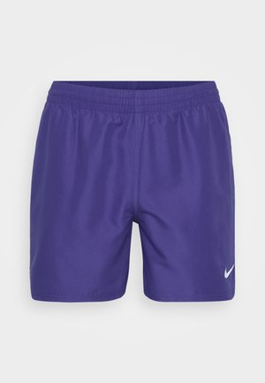 Lila Sportshorts aus glattem Stoff, mit einem elastischen Bund und einem kleinen weißen Nike-Logo auf der unteren rechten Seite.