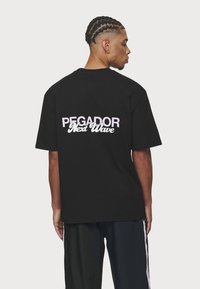 Pegador ALESO TEE - Trükipildiga T-särk - washed black