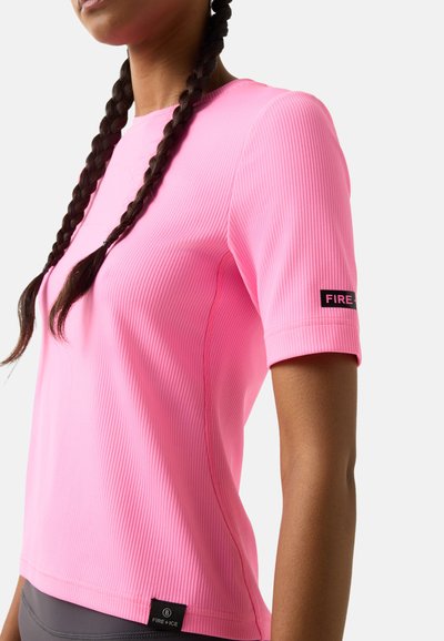 Frau trägt ein knallrosa, geripptes Kurzarmshirt mit schwarzen "FIRE+ICE"-Etiketten am Ärmel und Saum, gezeigt von den Schultern bis zur Hüfte.