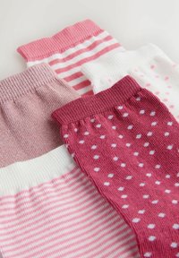 Ensemble de quatre paires de chaussettes dans différentes nuances de rose. Comprend des rayures, des pois et une texture côtelée au niveau des manches. Matière en maille douce.