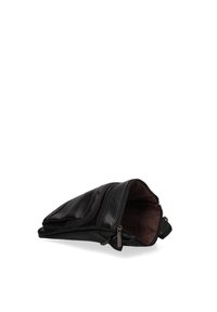Borsa in pelle nera con una superficie testurizzata, dotata di una chiusura con zip e di un rivestimento interno. Design compatto con forma triangolare.