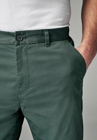 Next STRAIGHT REGULAR FIT zielony