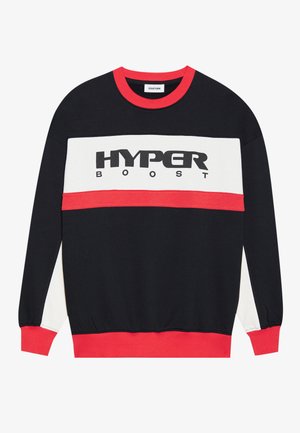 Črna majica s kapuco z rdečimi in belimi vodoravnimi črtami. Ima velik črn logotip "HYPER BOOST", riban ovratnik in manšete.