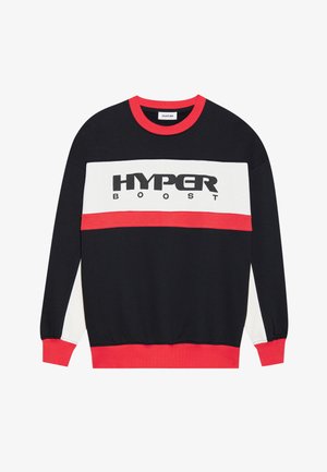 Sudadera negra con rayas horizontales rojas y blancas. Presenta un gran logo "HYPER BOOST" en negro, cuello redondo ribeteado y puños ribeteados.