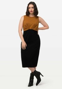 Ulla Popken SLEEVELESS BOAT NECK COLORBLOCK - Pouzdrové šaty - camel