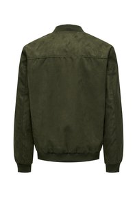 Giacca bomber verde oliva con texture liscia, colletto e polsini a coste, e un design semplice, che mostra una schiena pulita e senza decorazioni.
