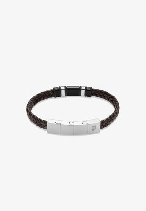 Geflochtenes braunes Lederarmband mit silbernen Metallelementen, das einen Verschluss und drei Dekorplatten umfasst, darunter ein graviertes Logo.