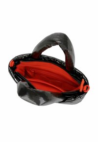 Schwarze Handtasche aus Lackleder mit abgerundeten Griffen und einem leuchtend roten Innenfutter. Verfügt über Innentaschen und einen Reißverschluss.