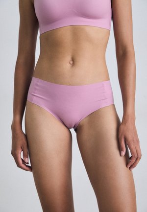 Różowa, bezszwowa bielizna w stylu bikini o gładkiej fakturze i minimalnym pokryciu. Miękka tkanina z wysokim stanem i czystymi liniami.