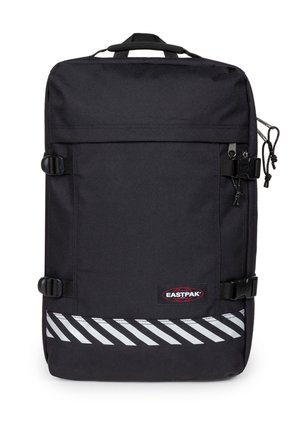 Schwarzer, rechteckiger Eastpak-Rucksack mit oberem Tragegriff, Frontreißverschlusstasche, Seitenriemen und diagonalen weißen Streifen an der unteren Vorderseite.