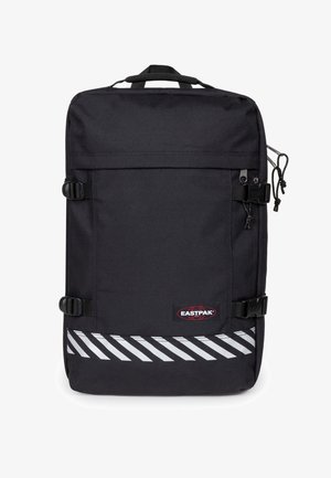 Sac à dos rectangulaire noir Eastpak avec poignée supérieure, poche avant zippée, sangles latérales et bandes blanches en diagonale sur le bas du devant.