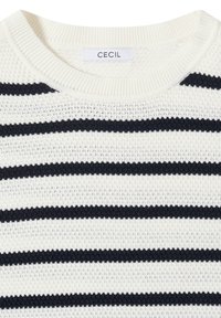 Jersey de punto con cuello redondo, con rayas horizontales alternas en blanco y azul marino, tejido texturizado y una etiqueta cosida que dice "CECI".