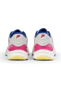 Zapatillas de running con una parte superior blanca, acentos en rosa y azul, panelado texturizado y una suela amarilla. Presenta un logo distintivo en el talón.