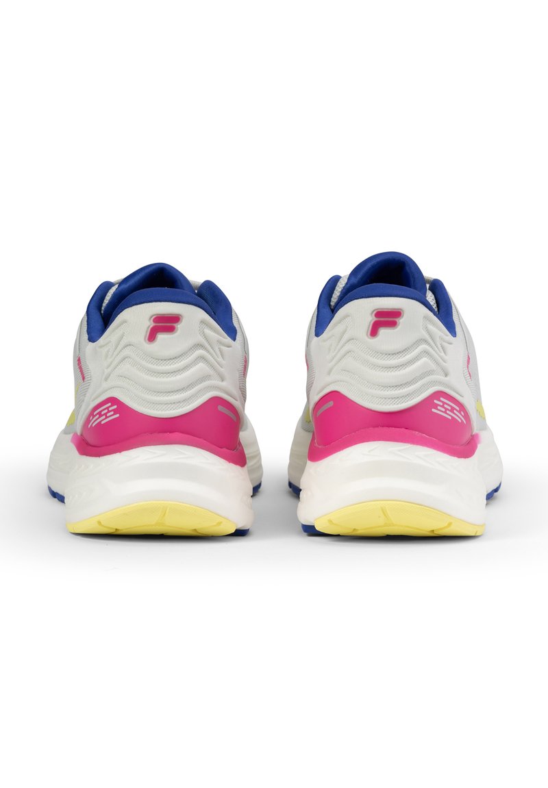 Zapatillas de running con una parte superior blanca, acentos en rosa y azul, panelado texturizado y una suela amarilla. Presenta un logo distintivo en el talón.
