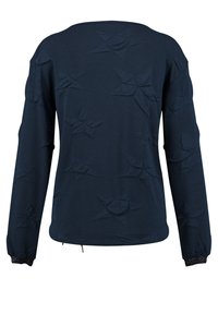 Donkerblauwe sweater met lange mouwen, voorzien van een getextureerd sterpatroon en elastische manchetten. Het heeft een ronde halslijn en lichte zijsplitten aan de onderrand.