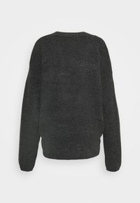 Dunkelgrauer, oversized Pullover, Stricktextur, runder Halsauschnitt, überschnittene Schultern und gerippte Bündchen. Keine sichtbaren Verschlüsse oder Verzierungen.