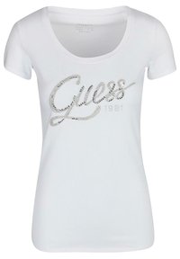 Witte T-shirt met korte mouwen, gemaakt van zachte katoen. Bevat een glinsterend zilveren "Guess" logo en "1981" in een klassieke scriptlettertype. Glad textuur.