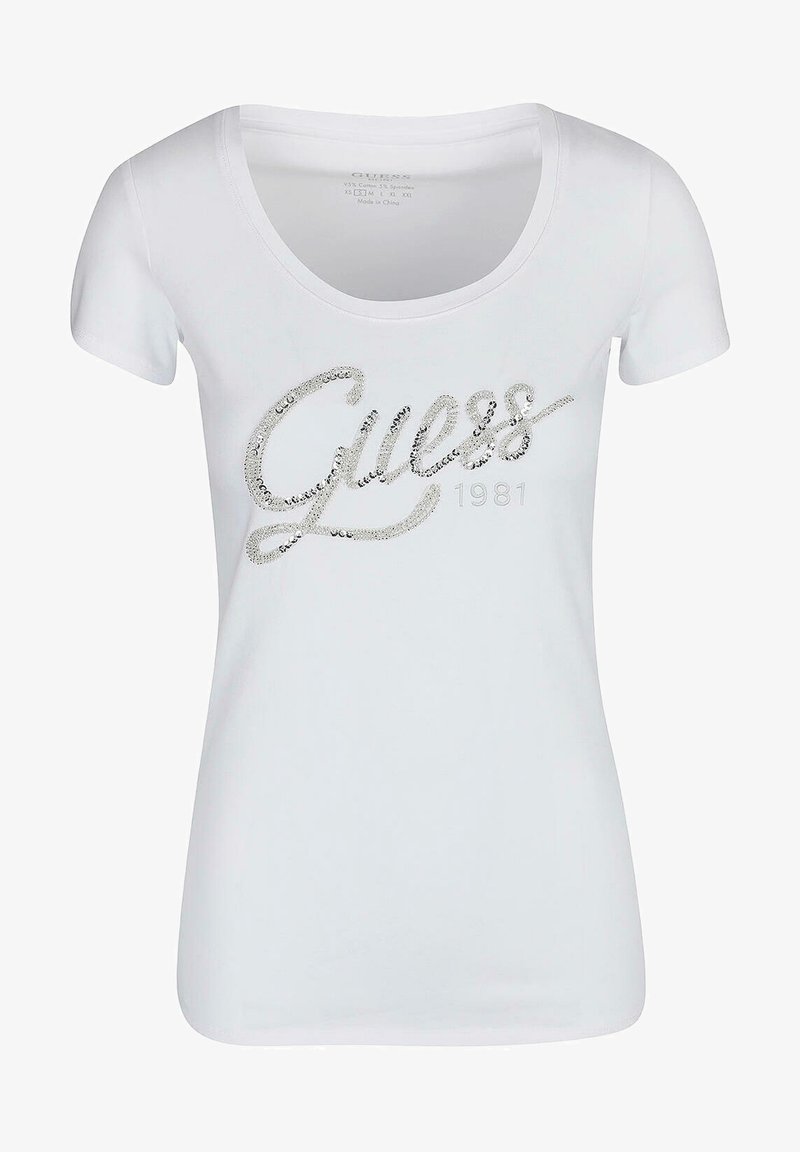 Witte T-shirt met korte mouwen, gemaakt van zachte katoen. Bevat een glinsterend zilveren "Guess" logo en "1981" in een klassieke scriptlettertype. Glad textuur.