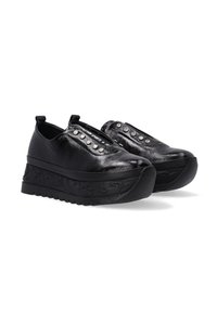 Schwarze Plateauschuhe aus glänzendem Leder, mit dekorativen silbernen Nieten, geprägten Details an der Sohle und einem runden Zehendesign.