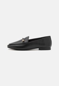 Zwarte leren loafers met een puntige neus, voorzien van een decoratieve gouden accenten en een platte zool. Glad textuur met minimale stikdetails.