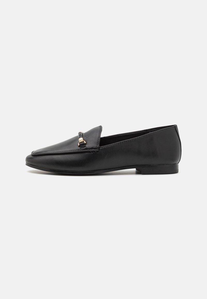 Zwarte leren loafers met een puntige neus, voorzien van een decoratieve gouden accenten en een platte zool. Glad textuur met minimale stikdetails.