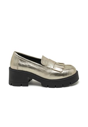 Metallische gouden loafers met een ronde neus, franje aan de voorkant en een stevige zwarte rubberen zool met een profielpatroon.