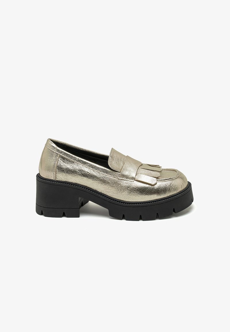 Mocassins dorés métalliques avec un bout arrondi, un détail à frange à l'avant, et une semelle en caoutchouc noir épaisse avec un motif de profilé.