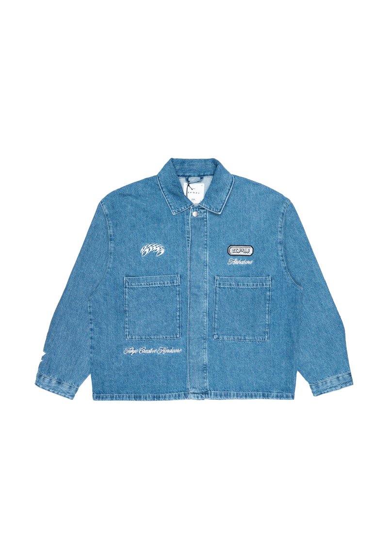Giacca in denim azzurro chiaro con maniche lunghe, due tasche frontali e dettagli ricamati. Presenta un colletto e un orlo dritto.