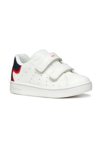 Sneakers bianchi in pelle con fodera in rete, dotati di due cinturini in velcro, lati perforati e dettagli blu navy e rossi sulla parte posteriore. Logo Geox sulla suola.