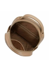 Beige läderhandväska med dragkedja, slät yta, rund form och inre fickor. Fodrad med ett mönster från varumärket.