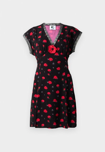 Črna kratkoperesna obleka z rdečim potiskom vrtnic, čipkastim obrobjem na vratu in rokavih ter detajlom iz blaga v obliki vrtnice na prsih.