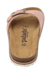 Roze suède slide sandaal met een metalen gesp, kurken voetbed en witte stiksels langs de rand. Geprofileerde binnenvoering en platte zool.