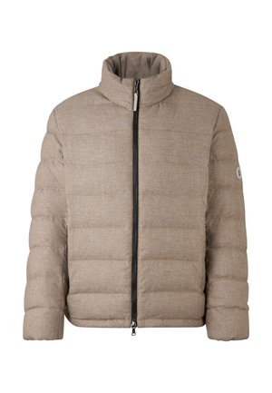 Pufferjack in lichtbeige stof met een hoge kraag, horizontaal gestikt patroon, zwarte rits en logo-accent op de linker mouw.