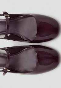Burgundin lakattu nahka Mary Jane kengät, joissa on leveä hihna, pyöristetty varvas ja sileä pinta; minimalistinen muotoilu kiiltävällä viimeistelyllä.