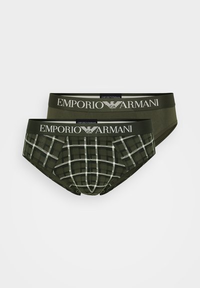 Dva para Emporio Armani gaća. Jedan u čvrstoj maslinasto zelenoj boji, a drugi s tamnozelenim kariranim uzorkom. Oboje imaju elastičnu traku s brendom.