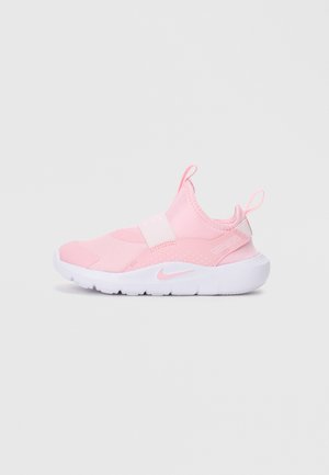 Rosa slip-on joggesko med en elastisk overdel, en hvit såle og subtil merking. Har en rund tå og drahåndtak for enkel påkledning.