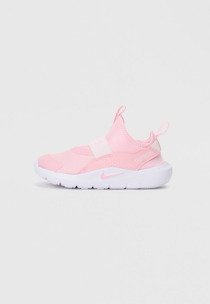 Baskets slip-on roses avec une tige extensible, une semelle blanche et un branding subtil. Caractéristiques : bout rond et languettes pour un enfilage facile.