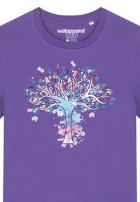 T-shirt en coton violet avec un design d'arbre coloré aux feuilles bleues, roses et vertes. Texture lisse et style col rond.